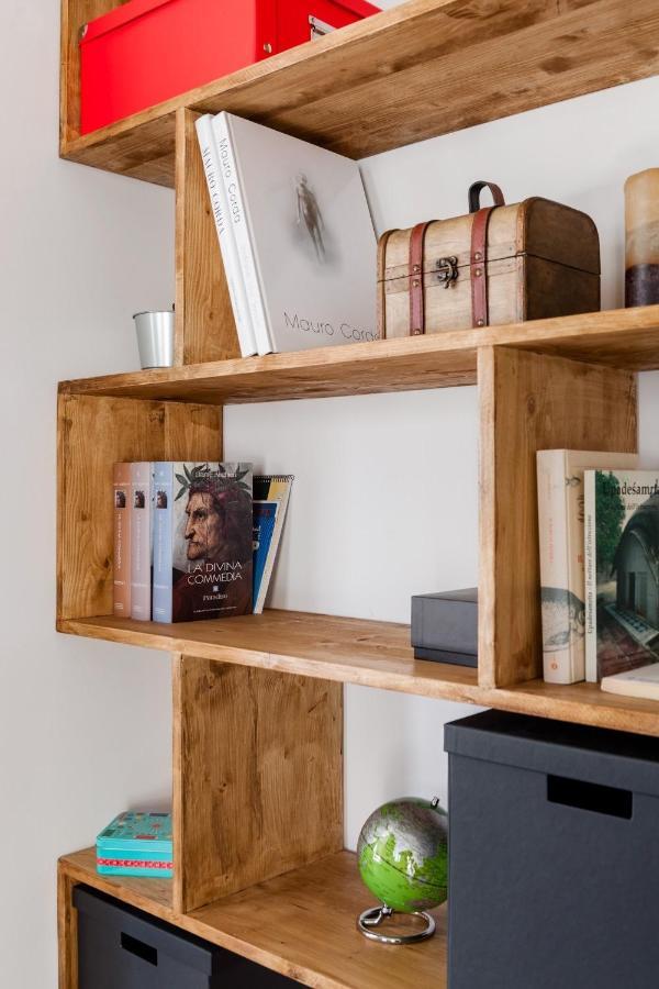 Open The Classic Wooden Shutters At A Cozy City Nest Florence Exterior photo