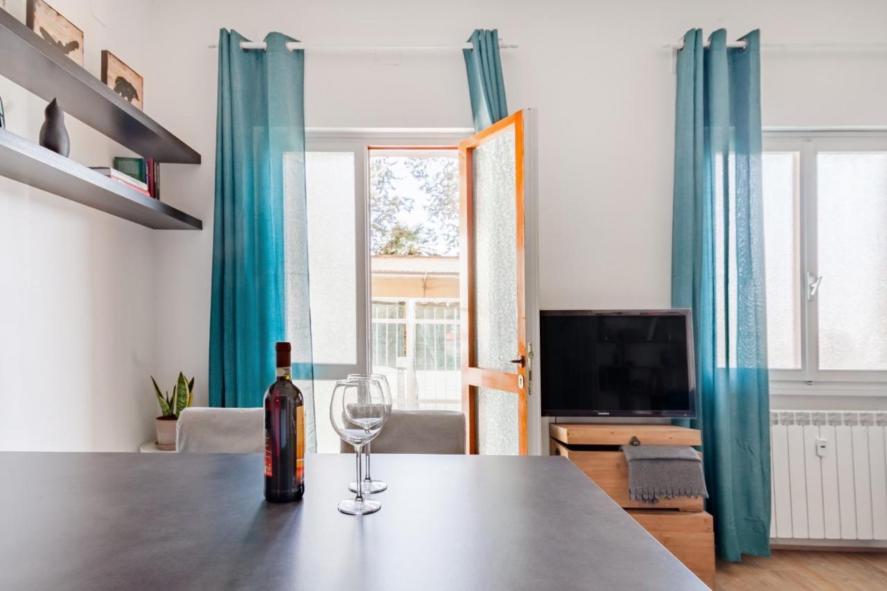 Open The Classic Wooden Shutters At A Cozy City Nest Florence Exterior photo