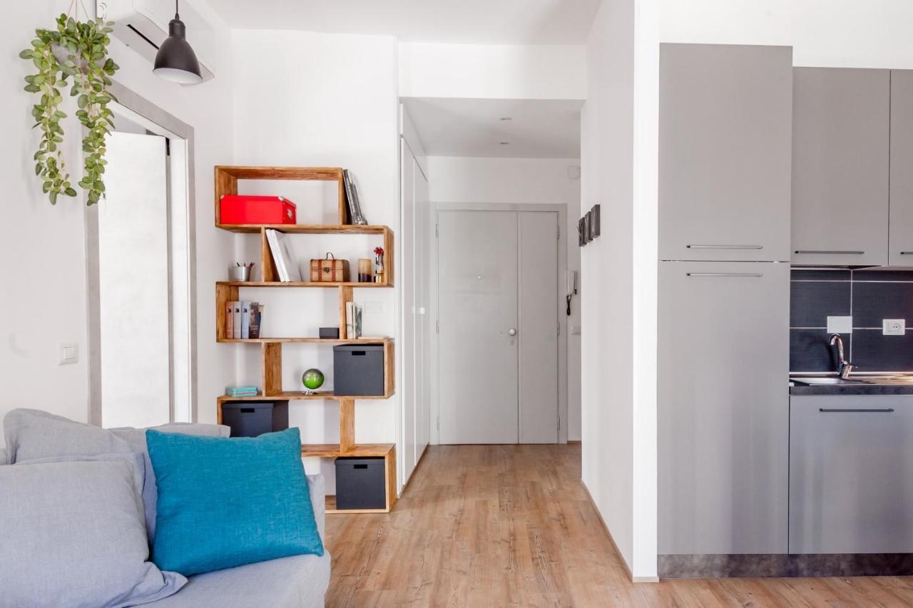 Open The Classic Wooden Shutters At A Cozy City Nest Florence Exterior photo