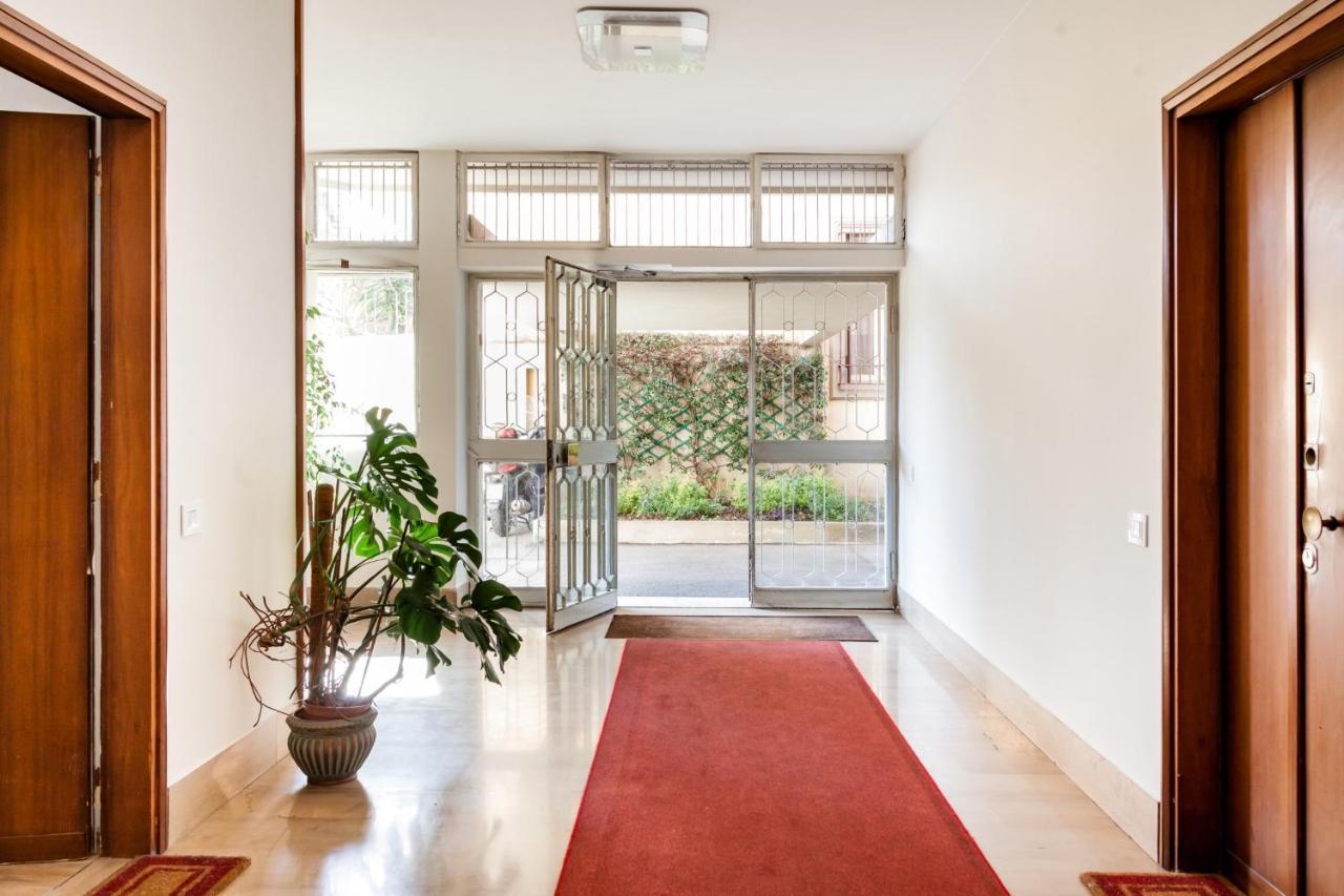 Open The Classic Wooden Shutters At A Cozy City Nest Florence Exterior photo