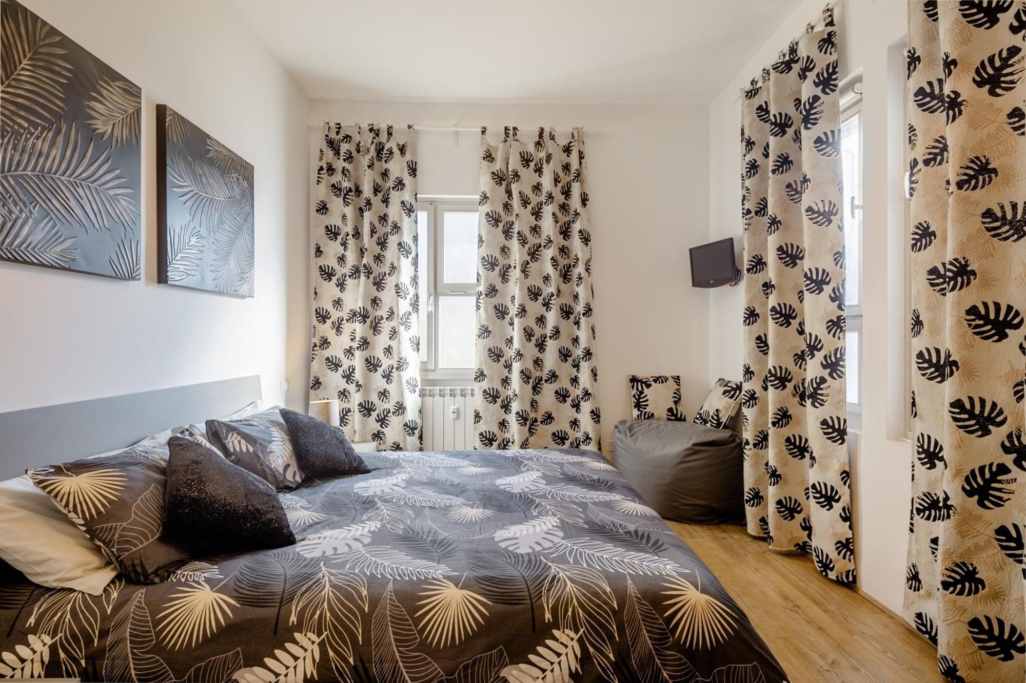 Open The Classic Wooden Shutters At A Cozy City Nest Florence Exterior photo