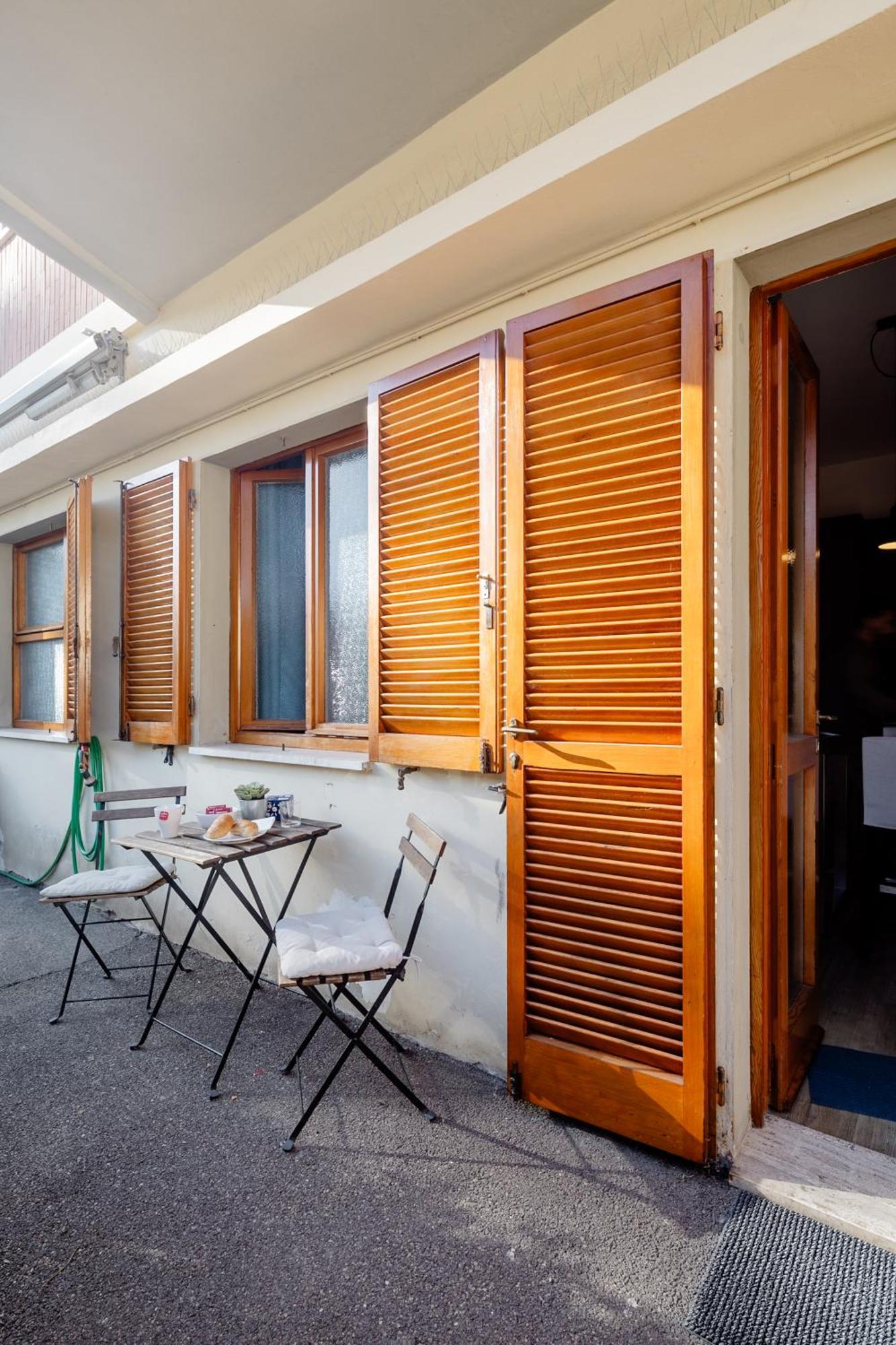 Open The Classic Wooden Shutters At A Cozy City Nest Florence Exterior photo