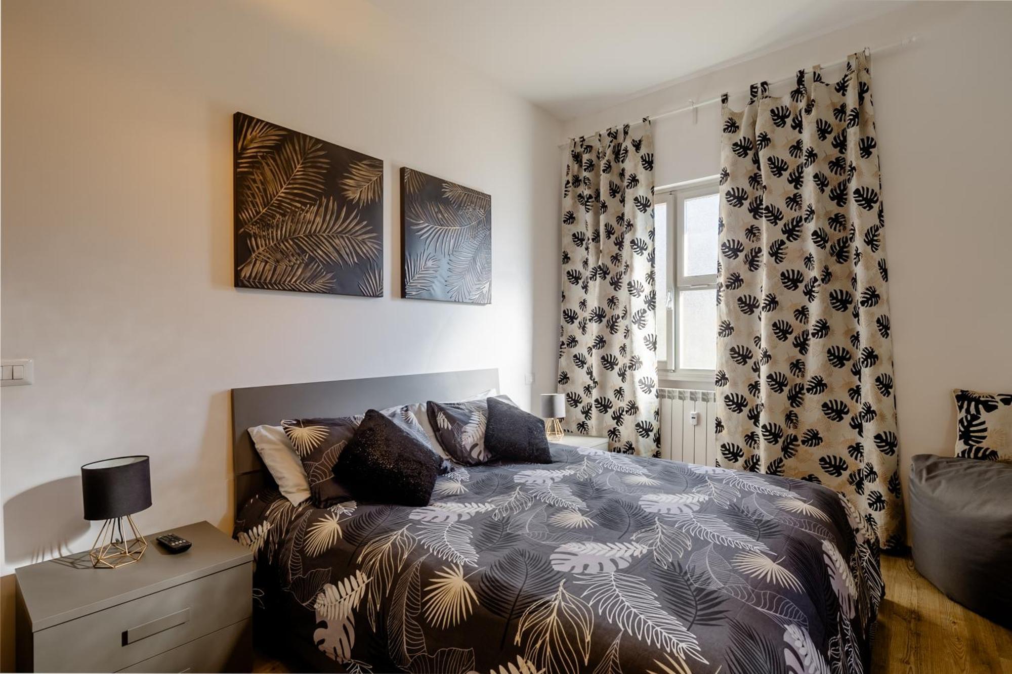 Open The Classic Wooden Shutters At A Cozy City Nest Florence Exterior photo