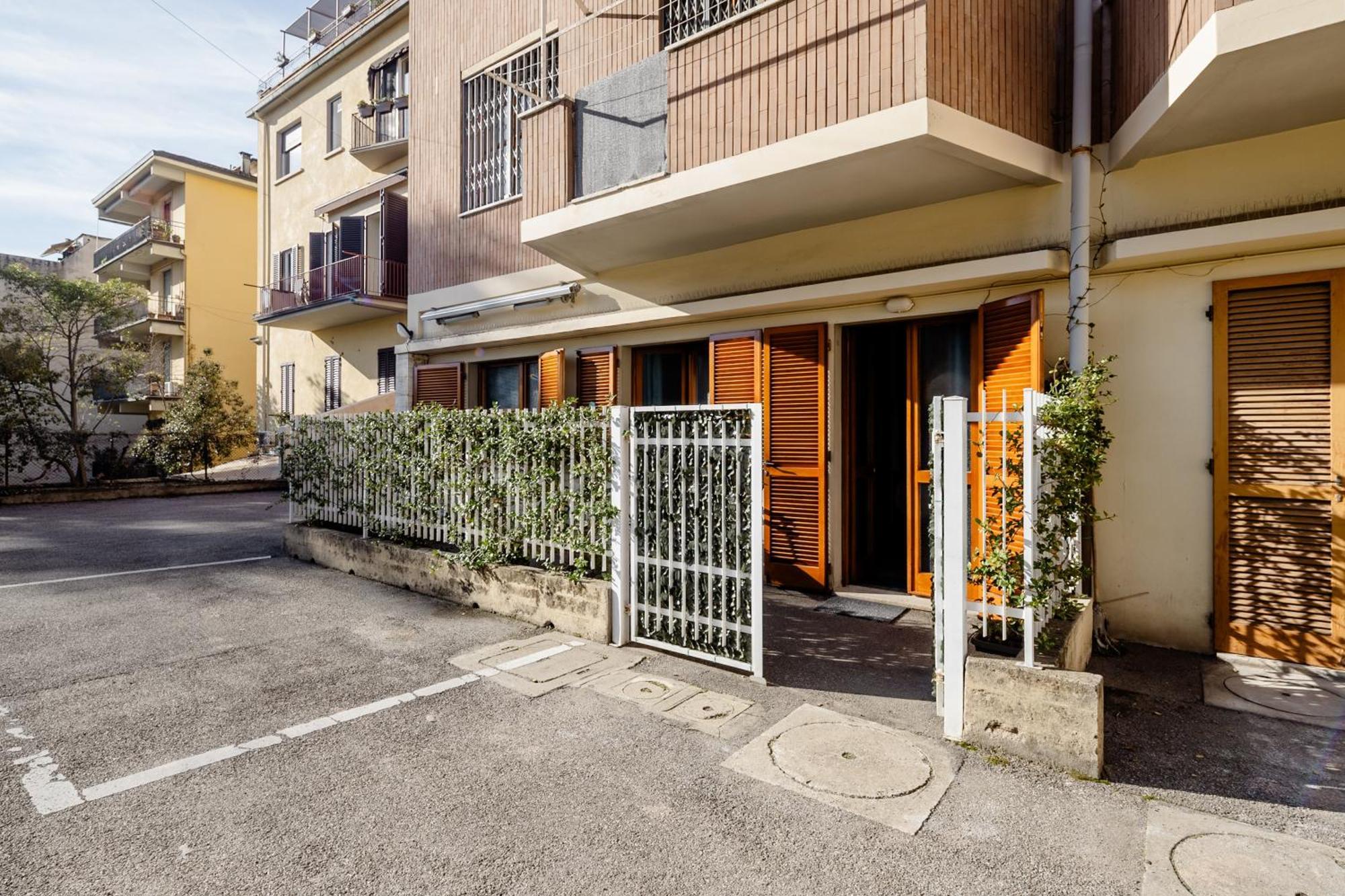Open The Classic Wooden Shutters At A Cozy City Nest Florence Exterior photo