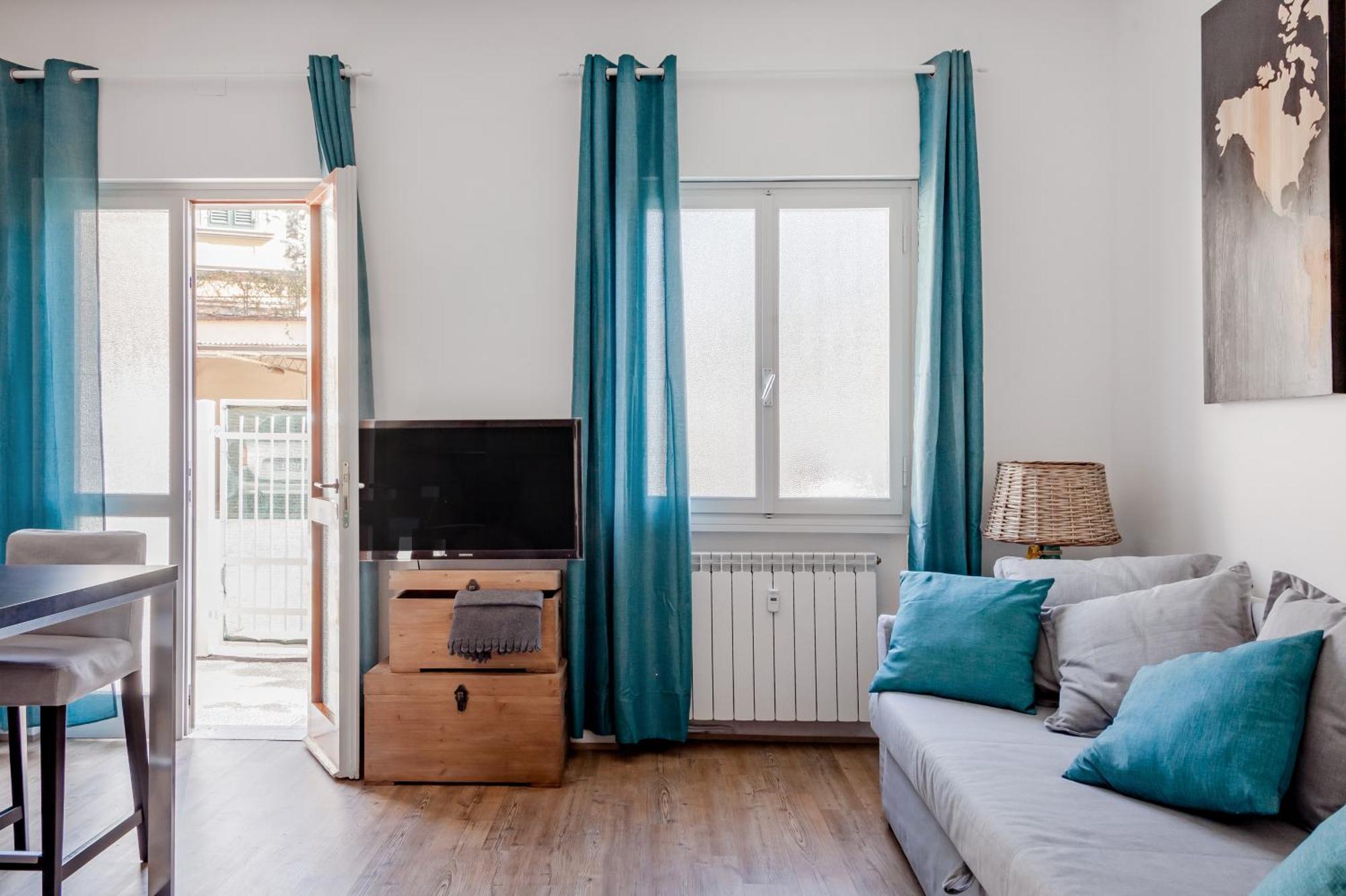 Open The Classic Wooden Shutters At A Cozy City Nest Florence Exterior photo