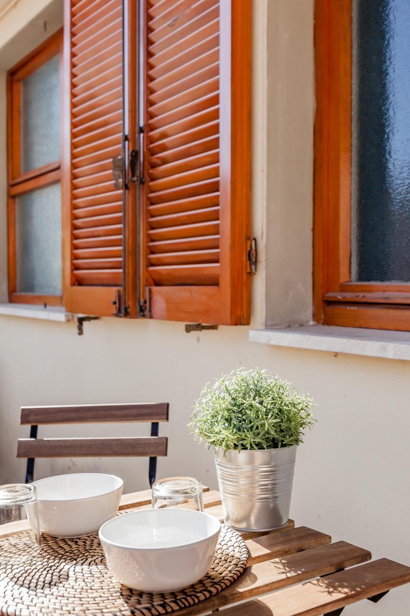 Open The Classic Wooden Shutters At A Cozy City Nest Florence Exterior photo