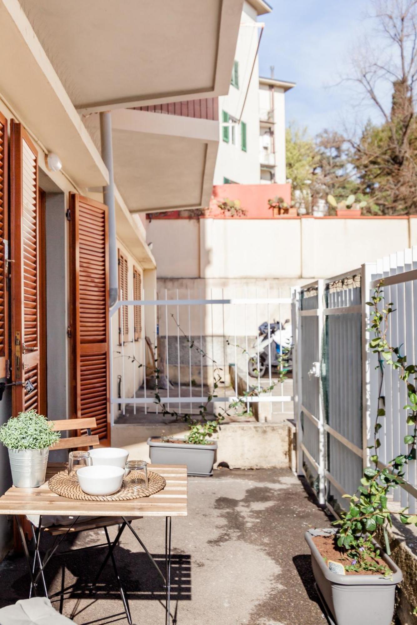 Open The Classic Wooden Shutters At A Cozy City Nest Florence Exterior photo