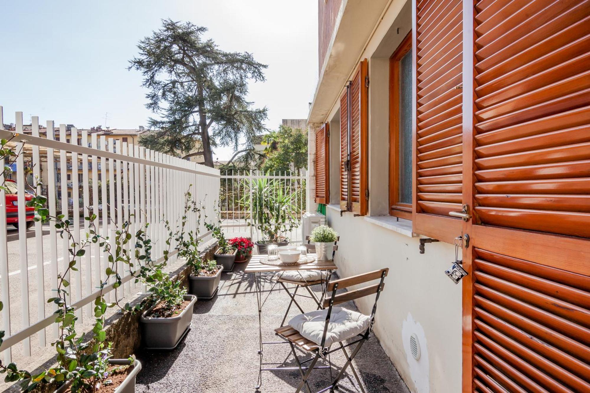 Open The Classic Wooden Shutters At A Cozy City Nest Florence Exterior photo