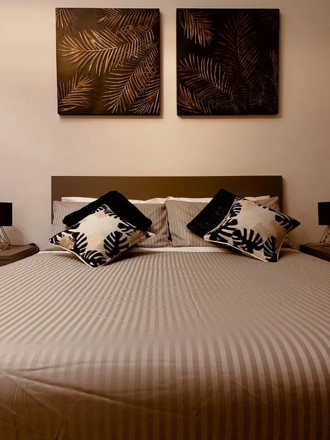 Open The Classic Wooden Shutters At A Cozy City Nest Florence Exterior photo