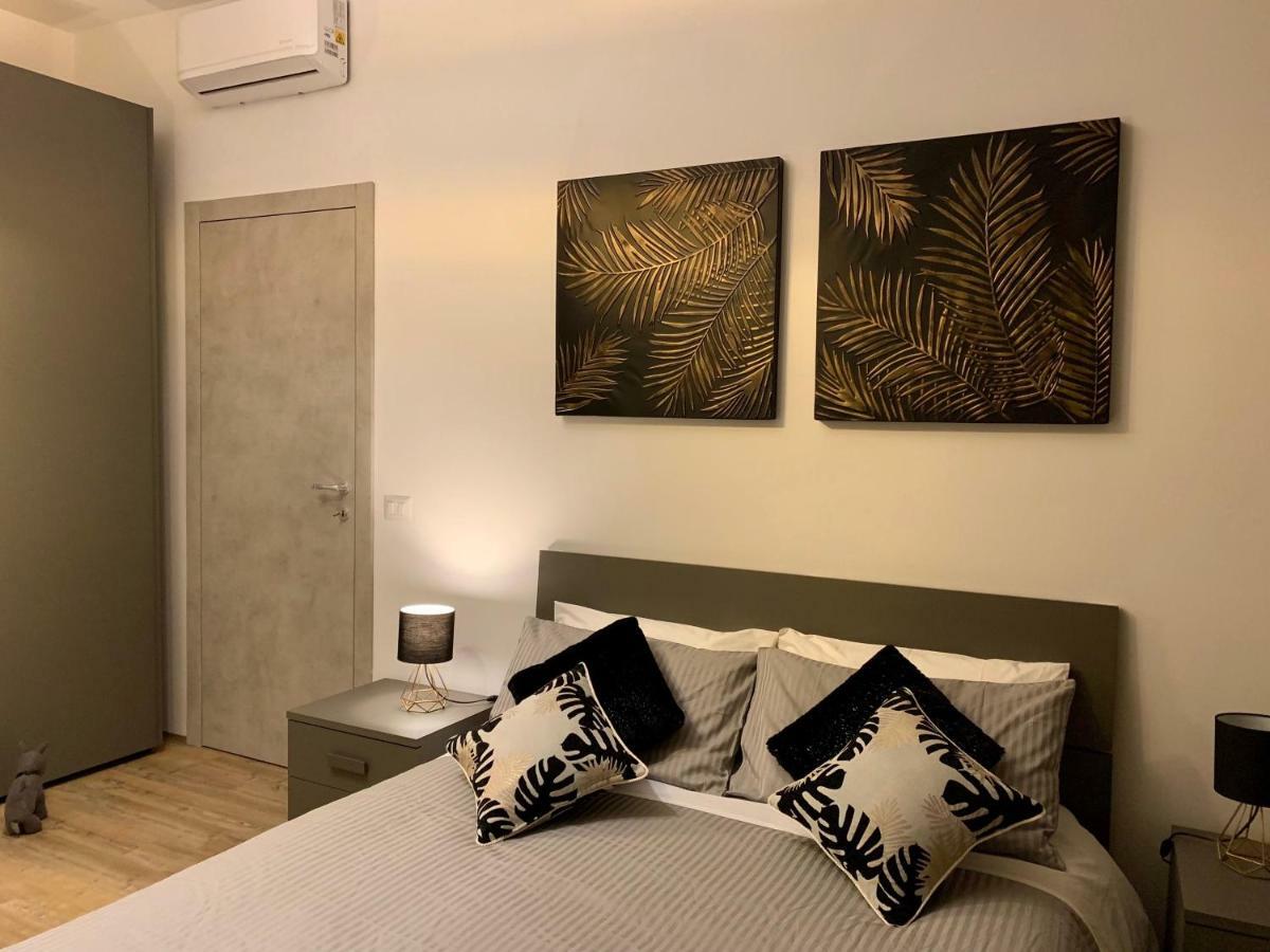 Open The Classic Wooden Shutters At A Cozy City Nest Florence Exterior photo