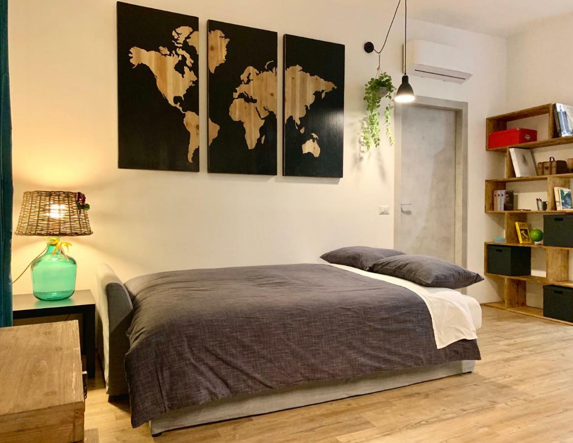 Open The Classic Wooden Shutters At A Cozy City Nest Florence Exterior photo