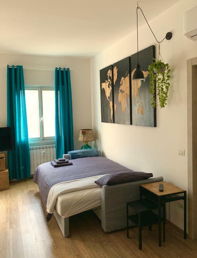 Open The Classic Wooden Shutters At A Cozy City Nest Florence Exterior photo