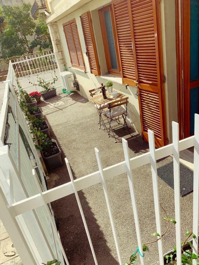 Open The Classic Wooden Shutters At A Cozy City Nest Florence Exterior photo