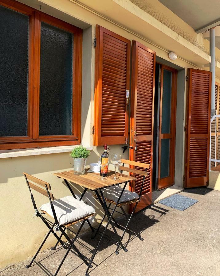 Open The Classic Wooden Shutters At A Cozy City Nest Florence Exterior photo