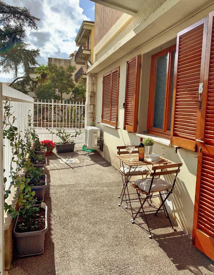 Open The Classic Wooden Shutters At A Cozy City Nest Florence Exterior photo